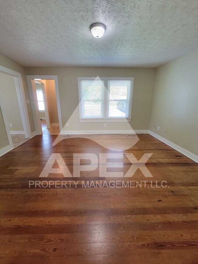 Building Photo - Cute 2 Bd - 1 Ba Single Family Home w/Gara...