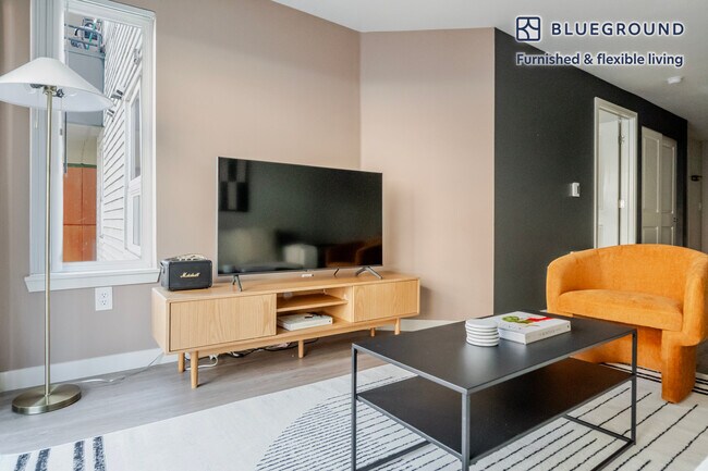 Building Photo - 526 Yale Ave N