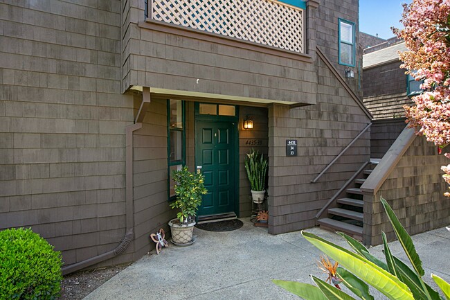 Building Photo - Corner 2 bedroom 2 bathroom with 2 patios ...