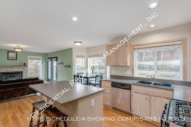 Building Photo - Light and Bright 5 Bedroom Traditional!