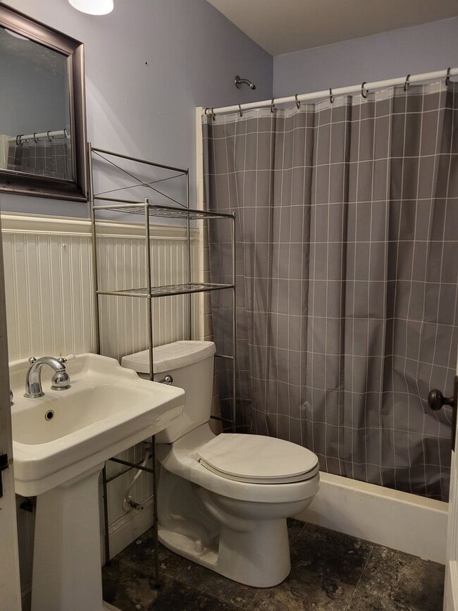 Building Photo - 2 bedroom farm house