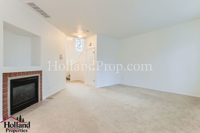 Foto del edificio - BEST PRICE APPLY NOW!! 3 Bedroom townhouse in quiet area of Beaverton