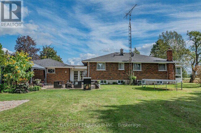 Photo du bâtiment - 9360 Wellington Rd 124