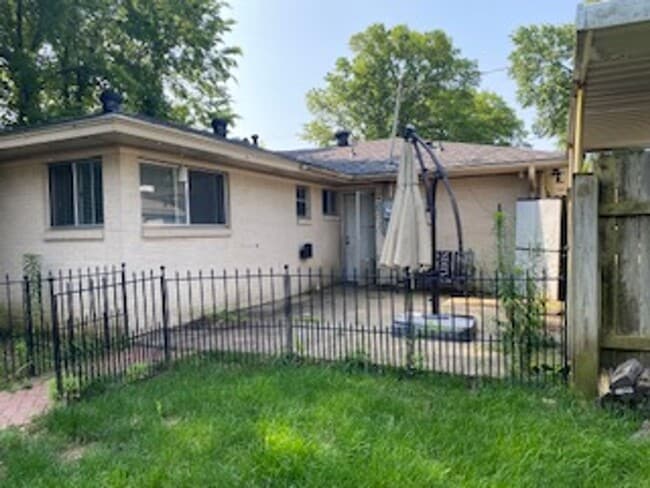 Building Photo - This is a 3 bedroom 1.5 bathroom home with...