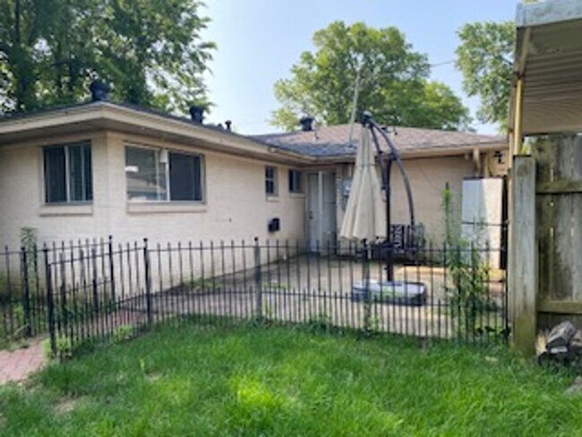 Foto del edificio - This is a 3 bedroom 1.5 bathroom home with...