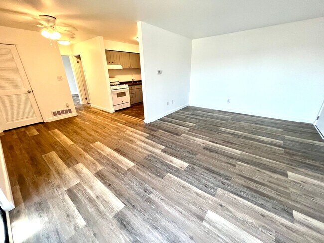 Building Photo - Moon Township- Updated 1 bedroom 1 Bathroo...