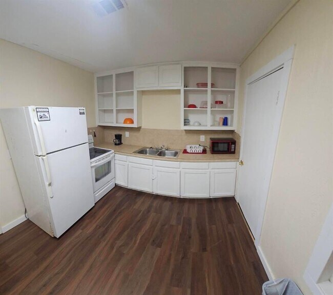 Building Photo - 202 W E St