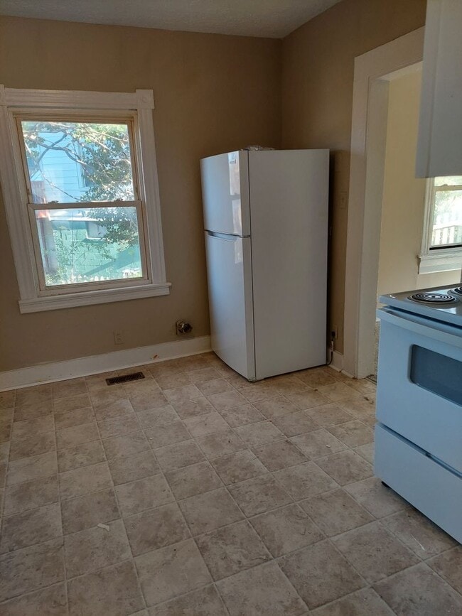 Building Photo - Two Bedroom, One Bath Bungalow
