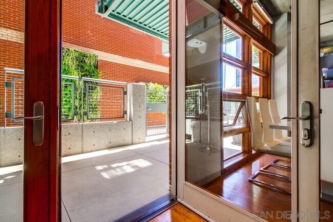 Foto del edificio - 877 Island Ave