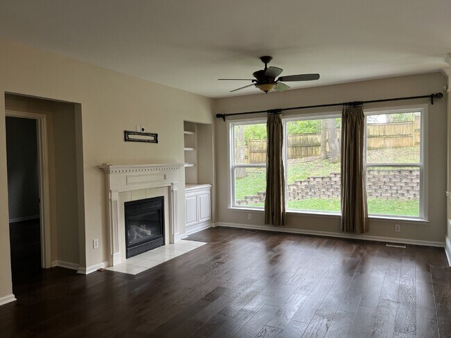 Building Photo - Spacious 5 Bed, 2.5 Bath Home in Henderson...