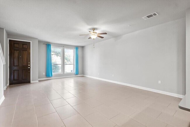 Building Photo - 13800 Lyndhurst St