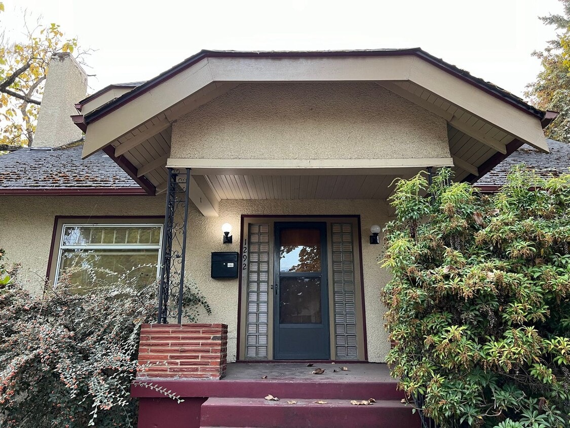 Charming and Spacious 4 Bed, 2.5 Bath Home near Downtown - Charming and Spacious 4 Bed, 2.5 Bath Home near Downtown