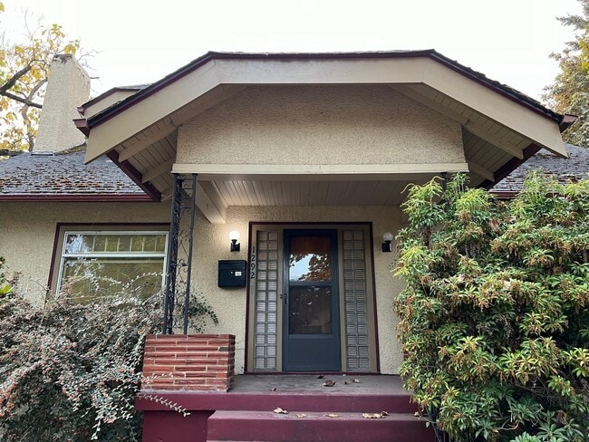 Charming and Spacious 4 Bed, 2.5 Bath Home near Downtown - Charming and Spacious 4 Bed, 2.5 Bath Home near Downtown