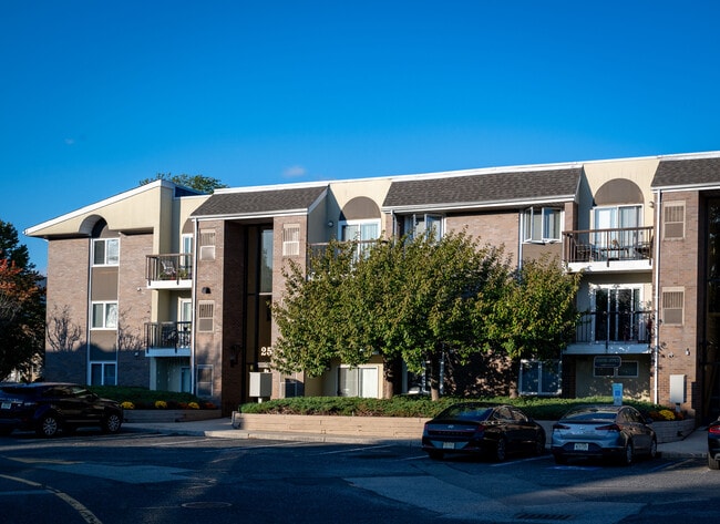 Building Photo - Carriage House