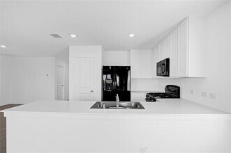 Building Photo - 818 Ginkgo Wy