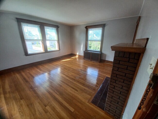 Building Photo - 74 Chapman St