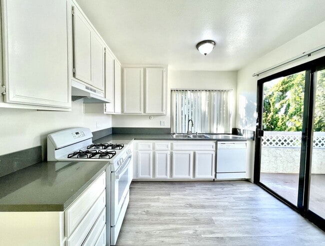 Foto del edificio - Spacious Updated Single Level Upstairs Unit!