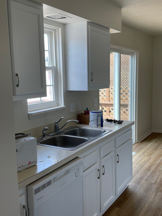 Kitchen - 1337 Riverside Dr