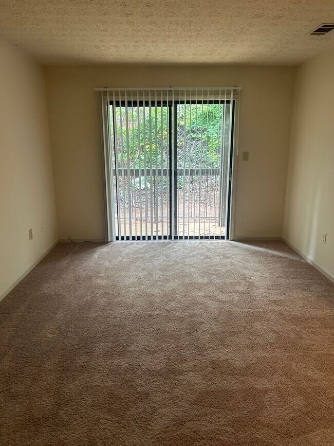 Building Photo - Campus View Apt-Walking Distance to UGA!