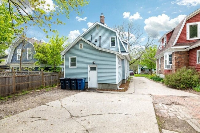 Building Photo - Walk to Downtown Ann Arbor - 3 bed/2 bath