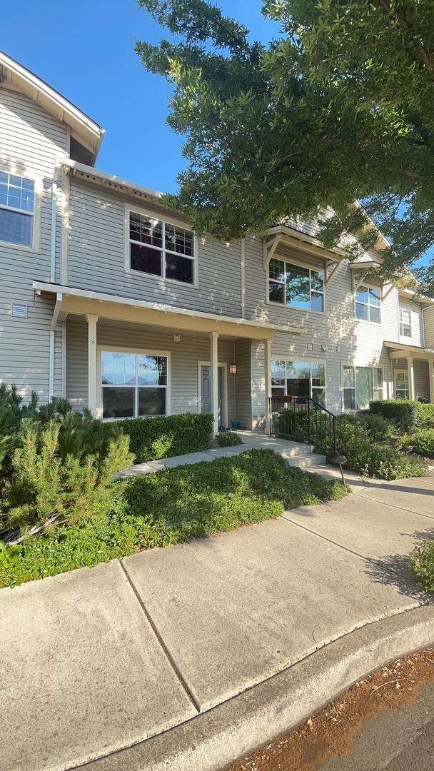 Building Photo - Two Bedroom Condo in the Exclusive Mountain Meadows Community!