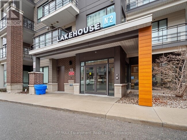 Building Photo - 10 Esplanade Ln