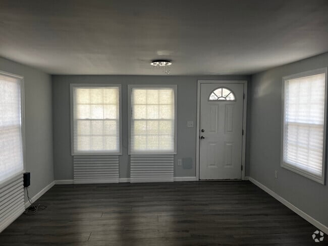 Building Photo - 431 W Raleigh Blvd