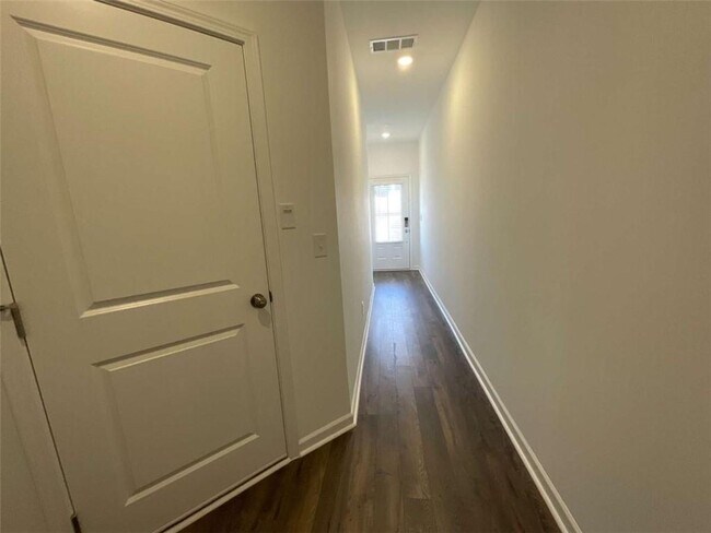Foto del edificio - 5716 Schelton Pl