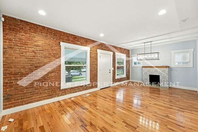 Building Photo - Charming Home with Central AC and Washer/D...
