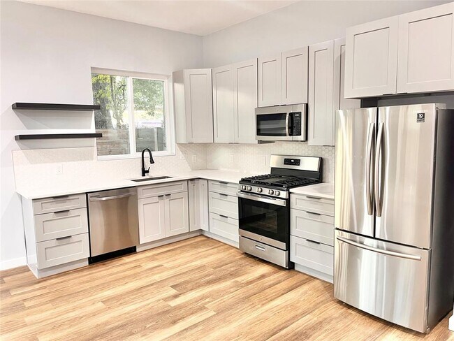 Foto del edificio - 3508 Robinson Ave