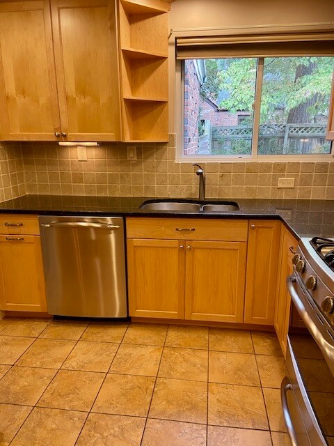Foto del edificio - 5640 Lakewood Dr