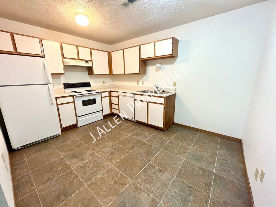 Primary Photo - Large, Comfortable, Affordable 2 bed