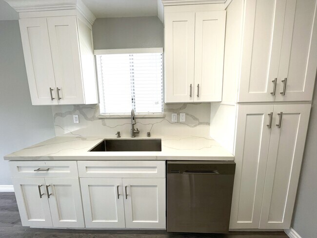 Foto del edificio - 3445 Mentone Ave