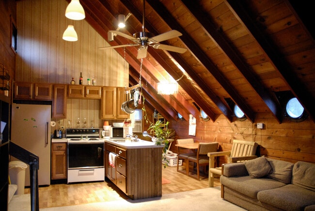 Vaulted ceiling, porthole windows - 28576 W Lindbergh Dr