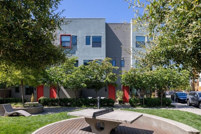 Building Photo - Fully renovated Townhome! Garage Parking!