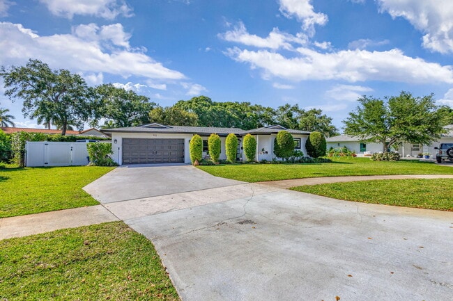 Building Photo - 932 Evergreen Dr