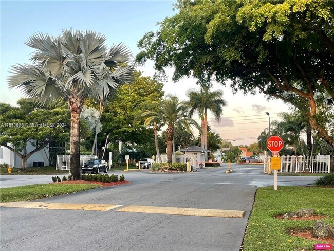 Foto del edificio - 1077 Washington Cir