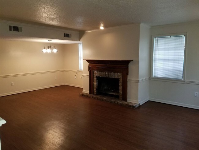 Building Photo - 1103 Woodfield Dr