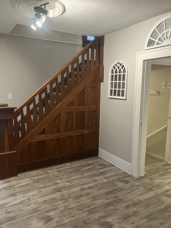 Building Photo - 607 E Farnum Ave