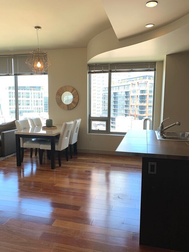 Building Photo - Stunning 1 Bedroom Condo in the Heart of Downtown/South Lake Union!