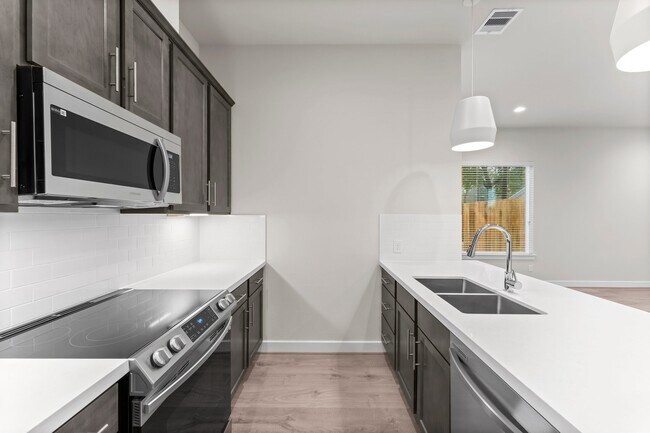 Foto del edificio - 5905 Haring Ln