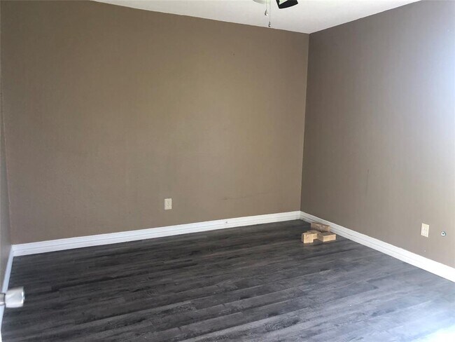 Building Photo - 1402 Ave F