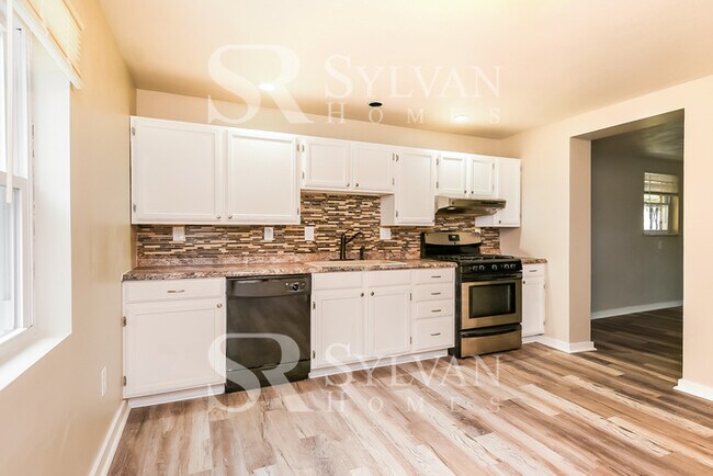 Building Photo - Prepare to be impressed by this 3 bedroom,...