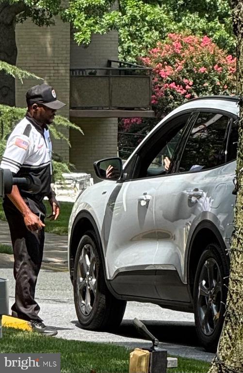 Foto del edificio - 5225 Pooks Hill Rd