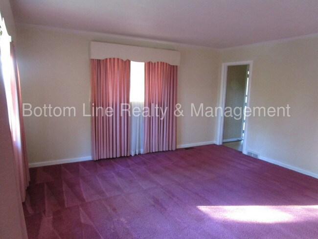 Building Photo - 5530 Radford Ave