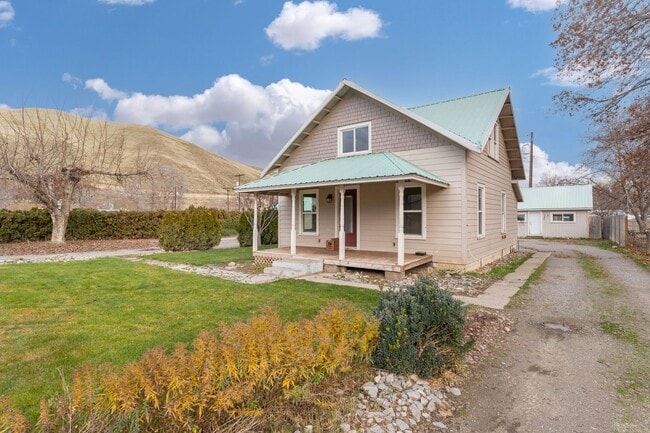 Foto del edificio - Charming 3-Bedroom, 1-Bathroom Home with Upstairs Bonus Area