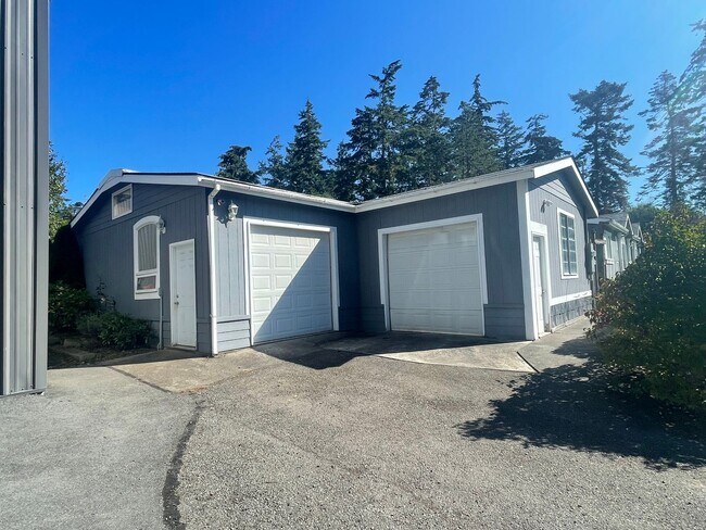 Building Photo - Lovely 3 Bedroom, 2 bath Home with 2 Car G...