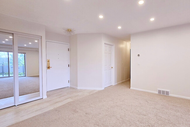 Building Photo - 2112 Acacia Park Dr