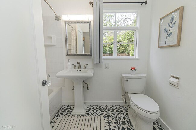 Building Photo - 4 br, 2 bath House - 27 College Park
