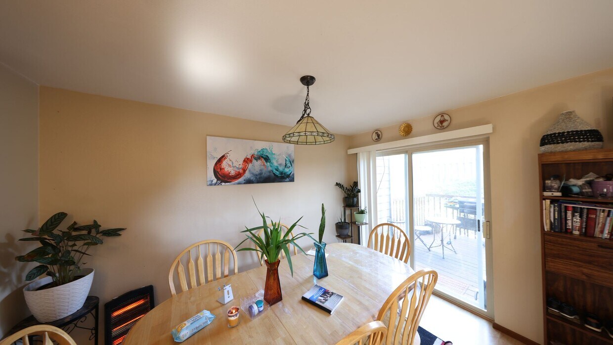 Foto del edificio - 3 Bed 2.5 Bath - Pet Friendly - Deck - Gar...